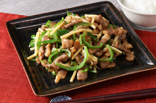 Stir-fried green peppers and beef strips